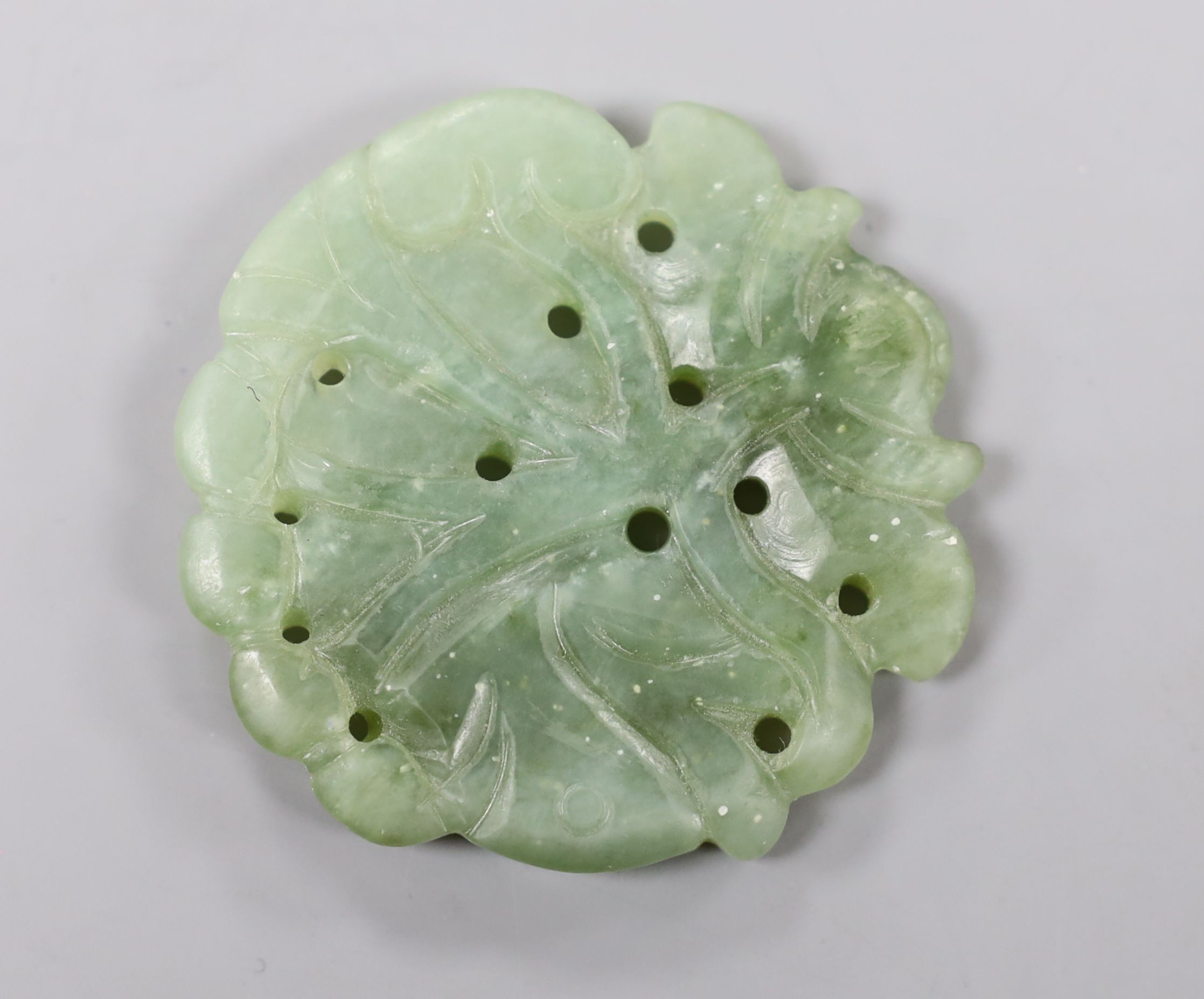 A Chinese carved green hardstone pendant shaped as a fish, 5cm